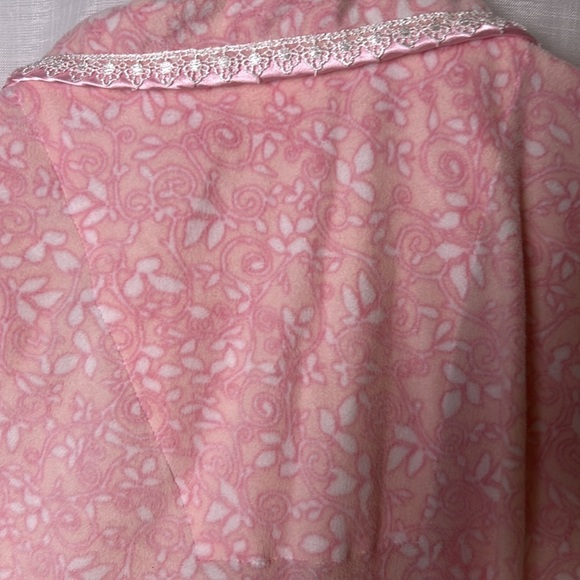Carroll Reid pyjamas,sleepwear set.Pink flannel ,floral embroidered ,satin trim - Picture 11 of 14